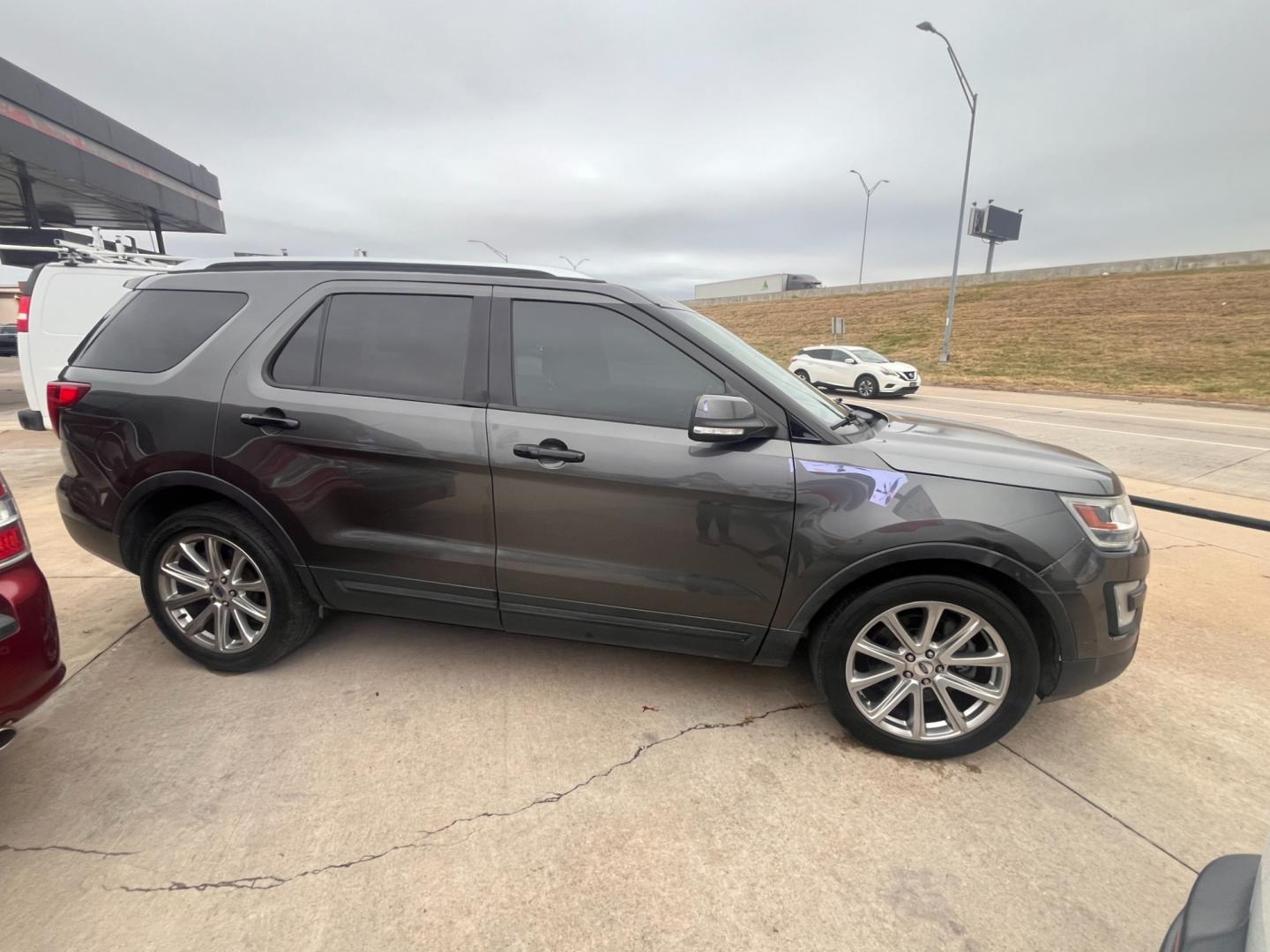 2016 GRAY FORD EXPLORER LIMITED Limited FWD (1FM5K7F84GG) with an 3.5L V6 DOHC 24V engine, 6-Speed Automatic transmission, located at 8101 E. Skelly Dr., Tulsa, OK, 74129, (918) 592-3593, 36.121891, -95.888802 - Photo#2